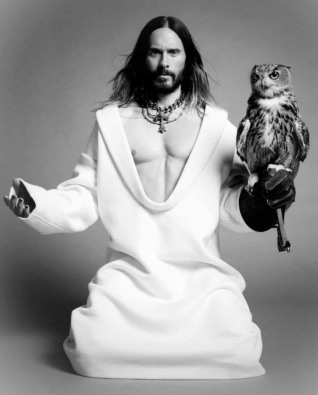 ジャレッド・レトのインスタグラム：「🦉🕺🏻@numero_netherlands  photography @jackwaterlotstudio wardrobe @Loewe @jonathan.anderson @twojeys @paumelosangeles @enfantrichesdeprimes @henrialexanderlevy @commedesgarcons @kawakubosan @rickowensonline @lewisleathers @act_n1 @lucal___ @willychavarrianewyork @ysl @anthonyvaccarello @tomford  styling @christianstroble photography assistance @timothy.kwon @ryanwermich  stylist assistance @jach_w @gaiakhat grooming @jamie_grooming @thewallgroup executive production @johnny_pascucci senior production @me.smb project management @vicenteluna key production @omarquiroga animal training @benaysbirdandanimals editor @timiletonja interview @janaletonja cover design @arthurroeloffzen」