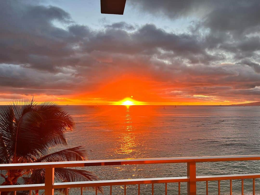 アラン・カミングさんのインスタグラム写真 - (アラン・カミングInstagram)「I’m in Hawaii! I’ll be taking part in the @honolulupride parade tomorrow (Sat 21st)! and then performing my show at @hawaiitheatre at 8pm. Let’s all celebrate love and respect and human rights, and sing and laugh and cry!」10月21日 4時15分 - alancummingreally