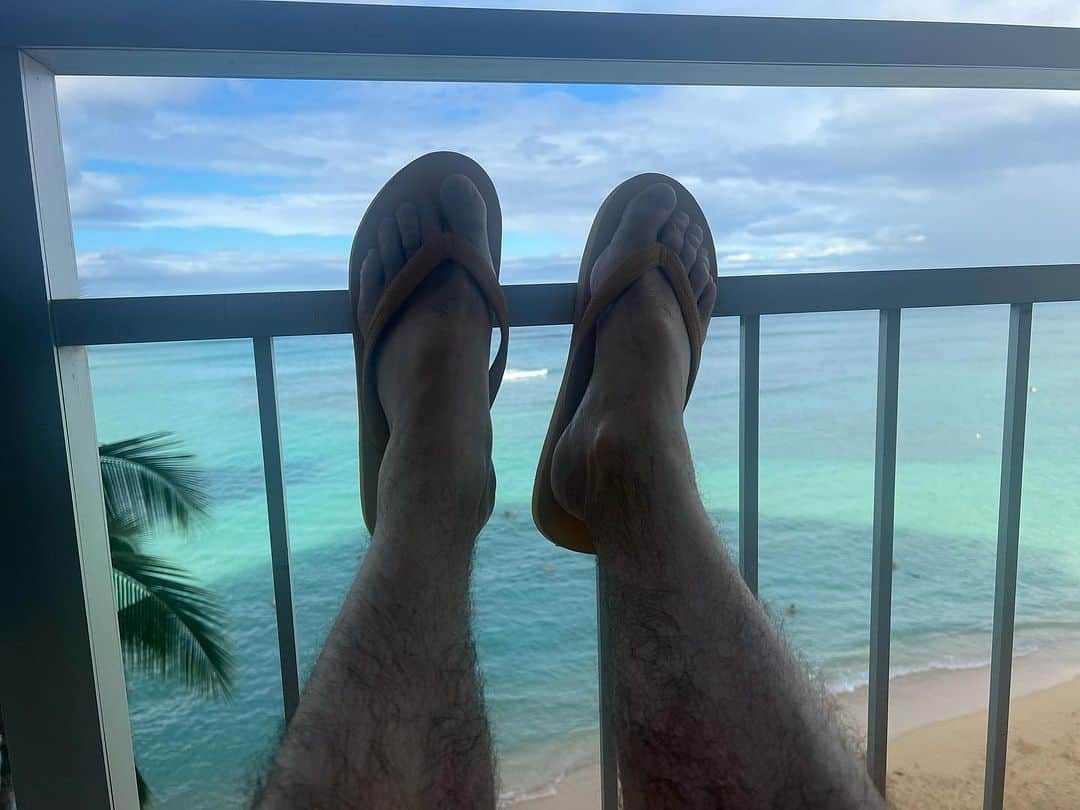 アラン・カミングさんのインスタグラム写真 - (アラン・カミングInstagram)「I’m in Hawaii! I’ll be taking part in the @honolulupride parade tomorrow (Sat 21st)! and then performing my show at @hawaiitheatre at 8pm. Let’s all celebrate love and respect and human rights, and sing and laugh and cry!」10月21日 4時15分 - alancummingreally