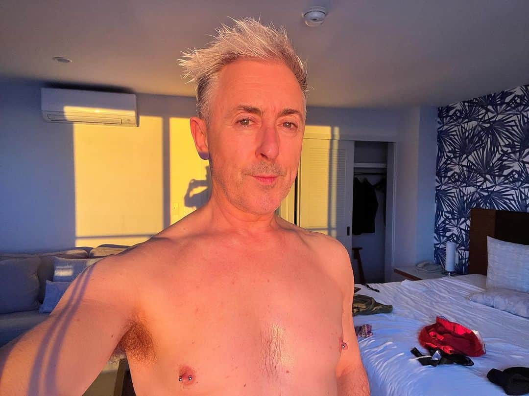 アラン・カミングさんのインスタグラム写真 - (アラン・カミングInstagram)「I’m in Hawaii! I’ll be taking part in the @honolulupride parade tomorrow (Sat 21st)! and then performing my show at @hawaiitheatre at 8pm. Let’s all celebrate love and respect and human rights, and sing and laugh and cry!」10月21日 4時15分 - alancummingreally