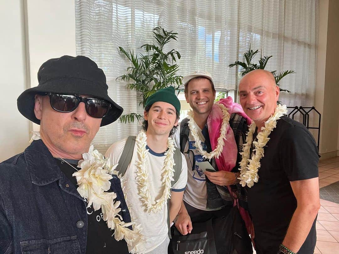 アラン・カミングさんのインスタグラム写真 - (アラン・カミングInstagram)「I’m in Hawaii! I’ll be taking part in the @honolulupride parade tomorrow (Sat 21st)! and then performing my show at @hawaiitheatre at 8pm. Let’s all celebrate love and respect and human rights, and sing and laugh and cry!」10月21日 4時15分 - alancummingreally