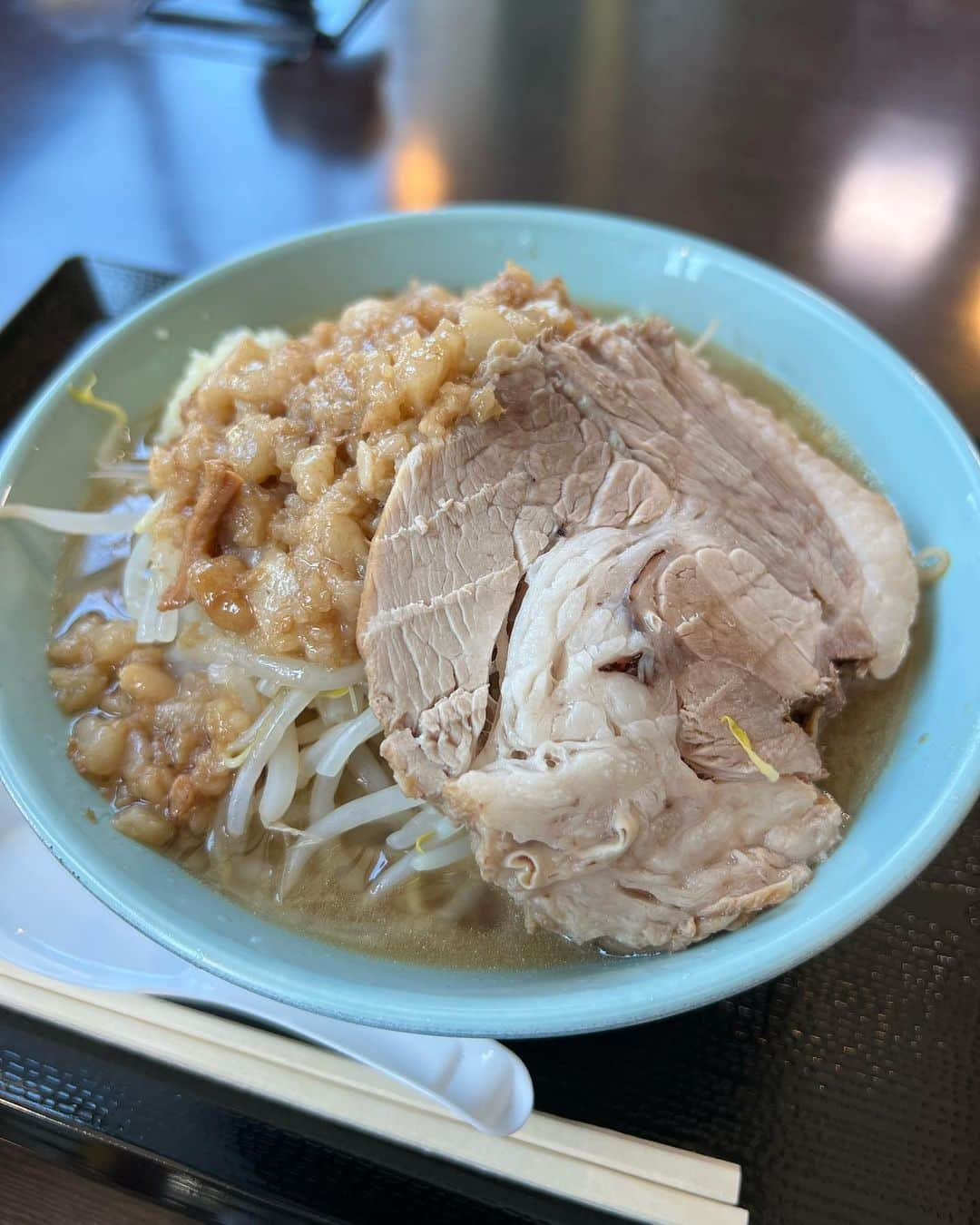 かこのインスタグラム：「東京競馬場の中にあるグルメ🌟 俺の生きる道さんおれのラーメンラーメン2杯🍜 ハロンボウさんのカレーライス2杯🍛 馬そば深大寺さんのかき揚げそば🥢 Twodays×台湾食堂八福さんの枠色小籠包〜肉汁フルゲート〜…ちなみにこの色全部味が違う😳✨ トーキョーカフェ&ベーカリーさんで大穴ドーナツ🍩このドーナツは絶対食べるべき！！！ 競馬場なのにグルメ祭り🥺💓写真撮り忘れたけどチキンとかソフトクリームとかも食べた🍦なんでもあるしどのお店も美味しい😭✨ #東京競馬場 #東京競馬場グルメ #jra#俺の生きる道 #ハロンボウ #深そば深大寺#台湾食堂八福 #twodays #トーキョーカフェ&ベーカリー#二郎系ラーメン #二郎系 #カレー #カレーライス #そば #かき揚げ #かき揚げそば #小籠包 #ドーナツ #먹방 #대식가 #먹팔 #먹팔해요 #먹스타그램 #大食い #双子 #はらぺこツインズ  #大胃王 #モッパン」