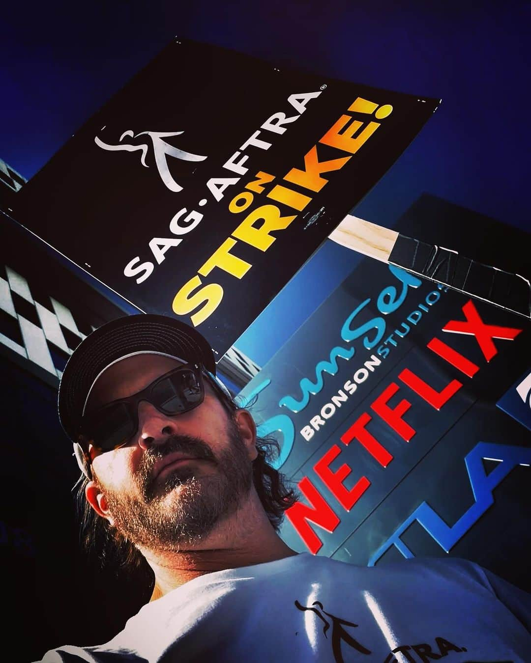 リチャード・スペイト Jrのインスタグラム：「Today is day 99 of the @sagaftra strike. Actors may have 99 problems, but solidarity ain’t one. #unionstrong #sagaftramember #solidarity #sagaftrastrong」