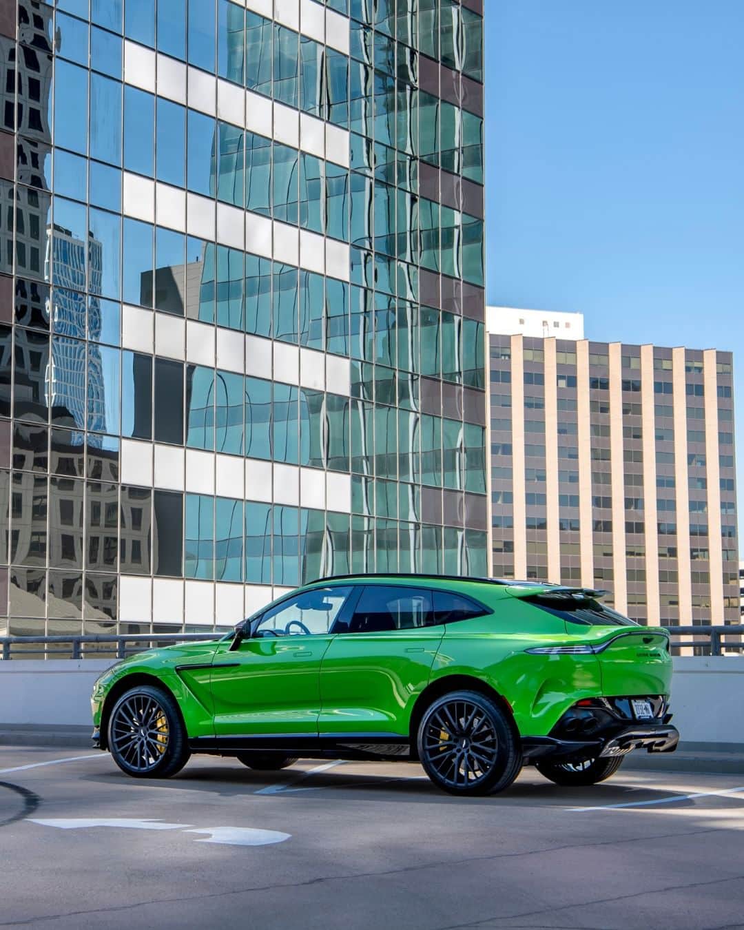 アストンマーチンのインスタグラム：「DBX707 in TX.  #AstonMartin #DBX707 #POWERDRIVEN」