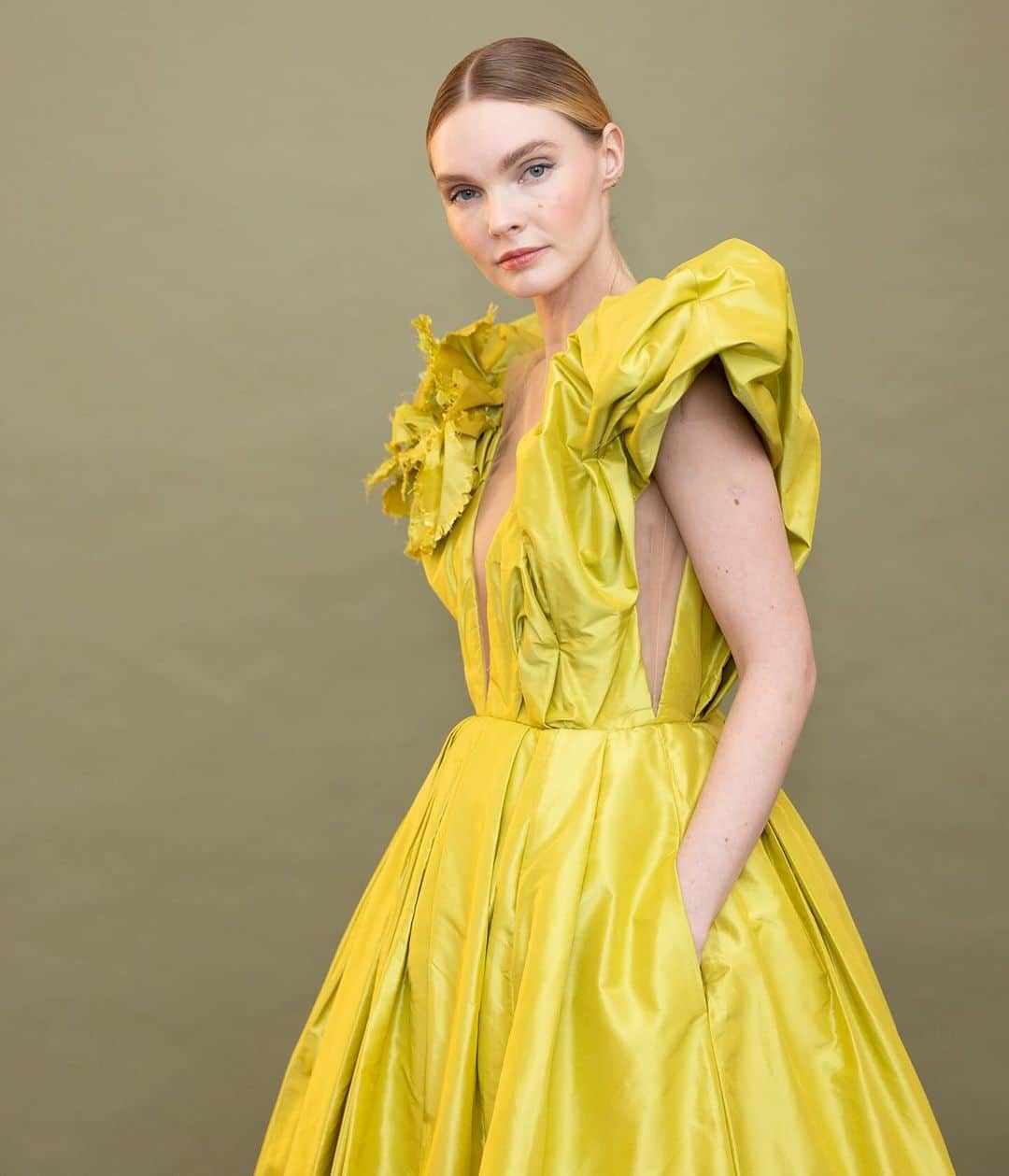 Marchesaさんのインスタグラム写真 - (MarchesaInstagram)「Captivating couture has arrived. Explore the allure of Fall 2023 Marchesa at @neimanmarcus. The chartreuse look features a billowy deep V-neckline taffeta high-low ballgown, adorned with an architectural 3D flower at the shoulder.   #Marchesa #FW23Marchesa」10月21日 4時19分 - marchesafashion