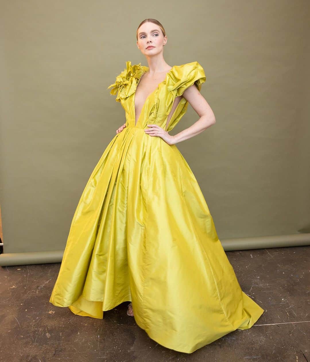 Marchesaのインスタグラム：「Captivating couture has arrived. Explore the allure of Fall 2023 Marchesa at @neimanmarcus. The chartreuse look features a billowy deep V-neckline taffeta high-low ballgown, adorned with an architectural 3D flower at the shoulder.   #Marchesa #FW23Marchesa」