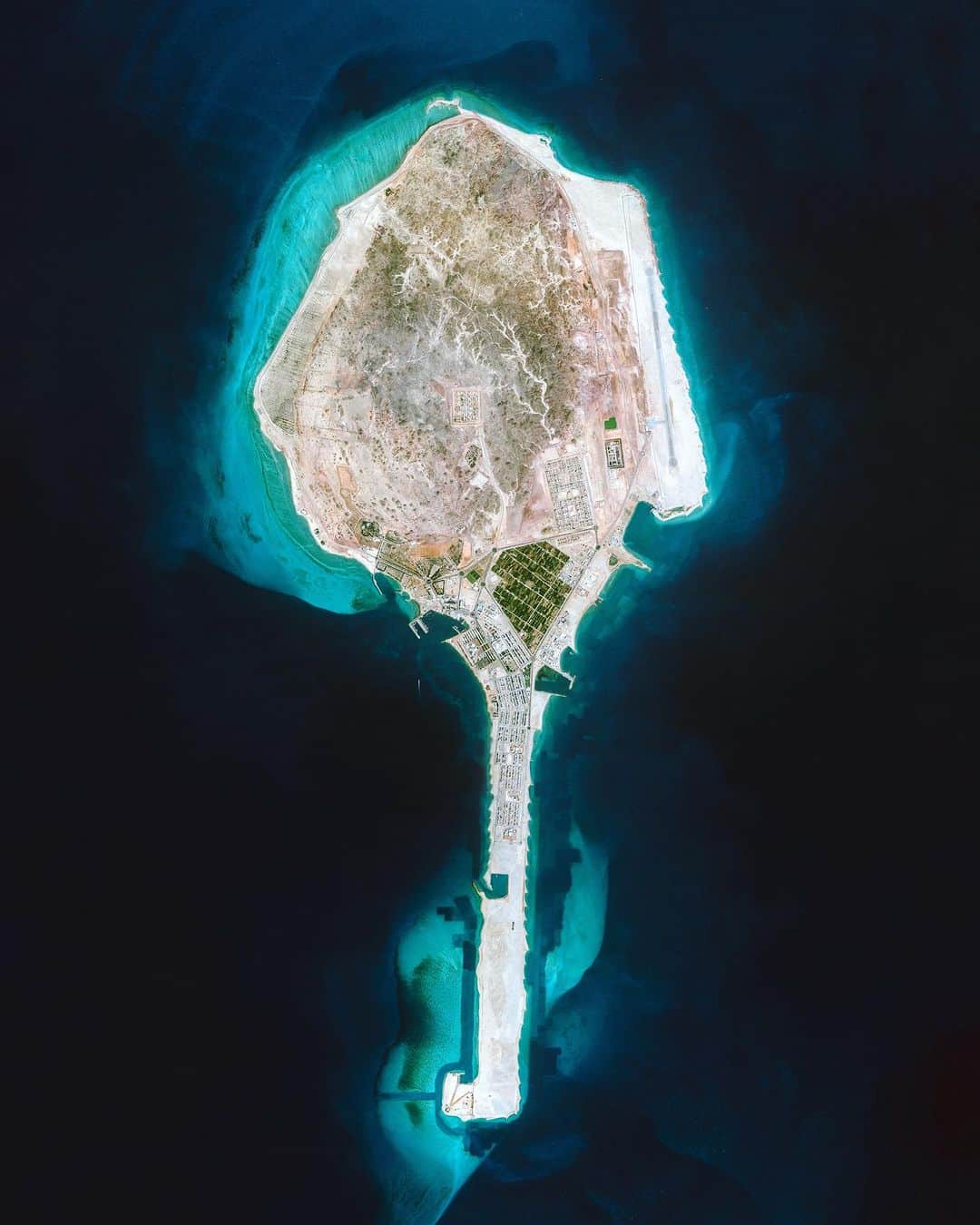 Daily Overviewのインスタグラム：「Dalma Island, part of the UAE, is located in the Persian Gulf approximately 26 miles (42 km) off the coast of Abu Dhabi. It has a population of about 10,000, most of whom are fishermen or farmers. With multiple freshwater wells, Dalma is able to support extensive vegetable fields and fruit orchards.  Created by @dailyoverview Source imagery: @maxartechnologies」