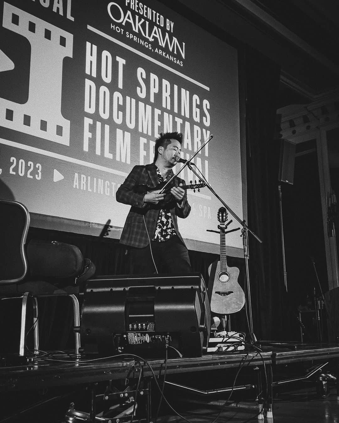 Kishi Bashiのインスタグラム：「What a week in Arkansas! Was an absolute honor to screen @omoiyarisongfilm at the longest running documentary festival in North America, The Hot Springs Documentary Film Festival @hsdff We also enjoyed partaking in the Japanese tradition of karaoke with you all! (Which became a staple of our tour with the film last month)  Thank you for having us! For your southern hospitality! For making us feel at home and for letting us bring our film to such an incredible audience in the historic Arlington! ❤️  @kishi_bashi @jtaylorsmith @mtvdocs  #omoiyari #hotsprings #karaoke」
