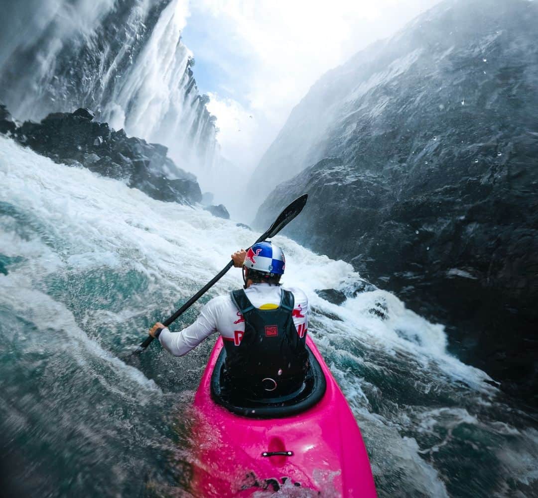 goproのインスタグラム：「Photo of the Day: Things are about to get wet for #GoProAthlete @danejacksonkayak 💦 Snapped by the new #GoProHERO12 Black in Interval Photo Mode with 27MP.  Did you know that HERO12's Protective Lens Cover has a water-repellant coating to ensure your shots turn out spot free?  #GoPro #Kayak #Waterfall #Kayaking #WhiteWater #VictoriaFalls #Zambia」