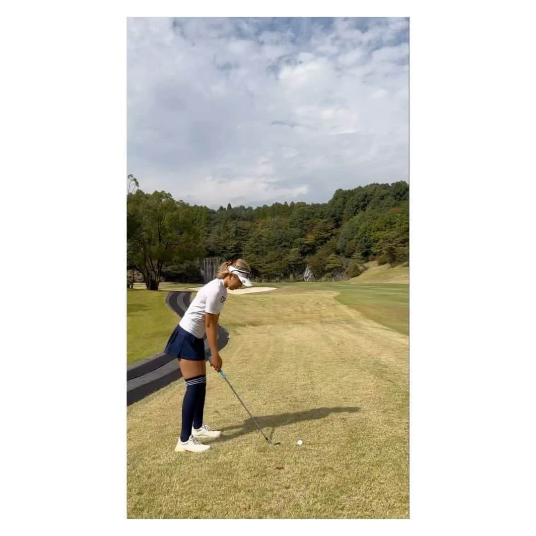 nawachanのインスタグラム：「．  《秋🍂golf⛳️》  残り100㍎　 景色が綺麗🤩　  寒暖差が〜 体調崩さないように気をつけよう  あっという間に１０月 おわっちゃう🥹  ． #ゴルフウェア#ゴルフラウンド#ゴルフ女子#初心者#⛳️#🏌️‍♀️#ゴルフ男子#ゴルフ馬鹿#ゴルファー#ゴルフ場#ゴルフ好きな人と繋がりたい#ゴルフ好き#ゴルフ好きな人と仲良くなりたい#golf#Instagram」