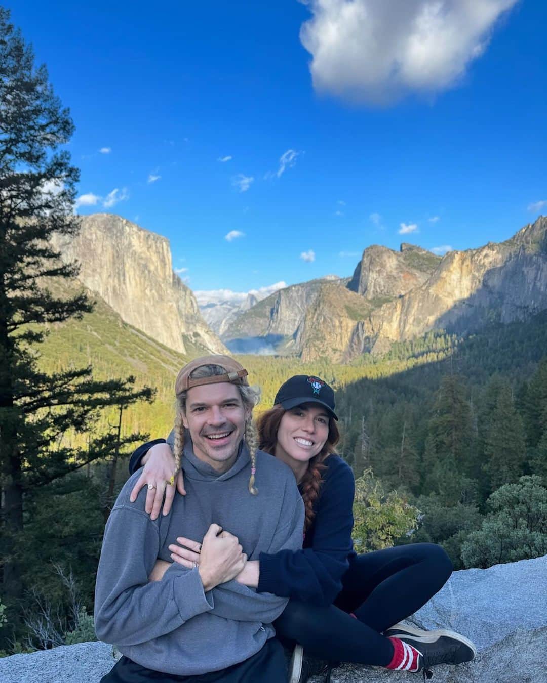 グループラブのインスタグラム：「Out here 8 weeks in-making the most of the road- lotta sights, lotta food, lotta friends, lotta breakdowns. Grateful for this time. Been a nice reminder to lean on one another on and off stage and also - pastries. Wishing @pink a speedy recovery.」