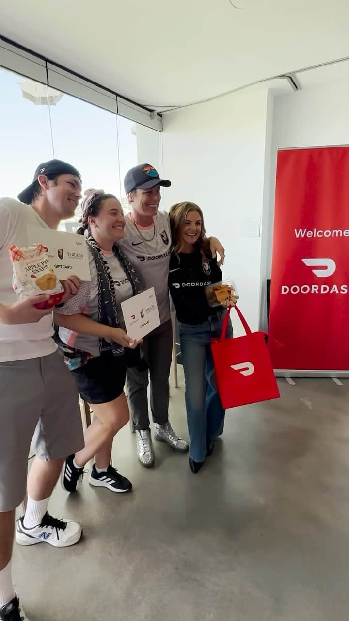 アビー・ワンバックのインスタグラム：「Had a blast delivering some joy from @doordash and @sprouts to one of our amazing Iron Fans at last week’s epic @weareangelcity match.  Looking forward to the same energy and enthusiasm at tonight’s match. LFG!」