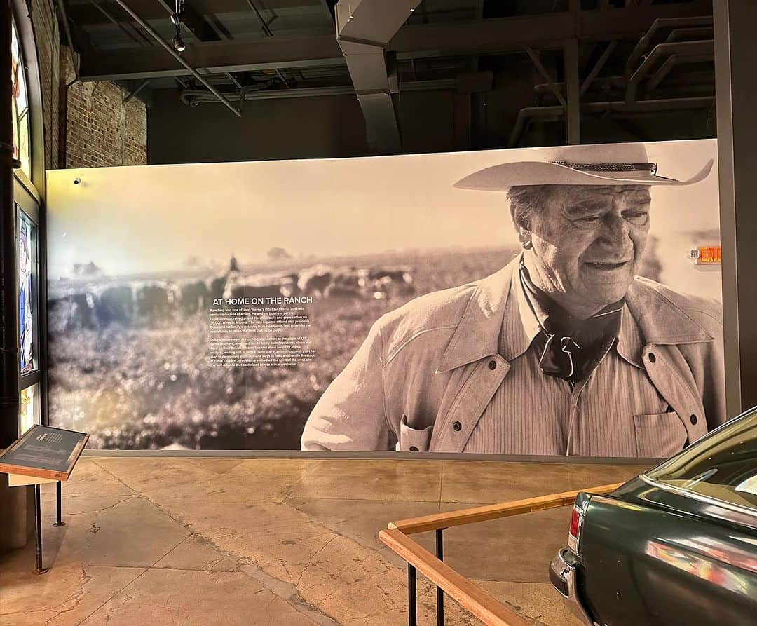 ロバート・パトリックさんのインスタグラム写真 - (ロバート・パトリックInstagram)「Had a great day with the “Duke” John Wayne Experience at the Fort Worth Stockyards! What a wonderful museum! #johnwaynexperience “God bless John Wayne”」10月21日 4時47分 - ripfighter