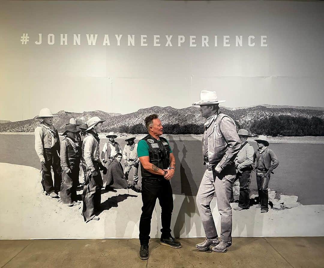 ロバート・パトリックのインスタグラム：「Had a great day with the “Duke” John Wayne Experience at the Fort Worth Stockyards! What a wonderful museum! #johnwaynexperience “God bless John Wayne”」