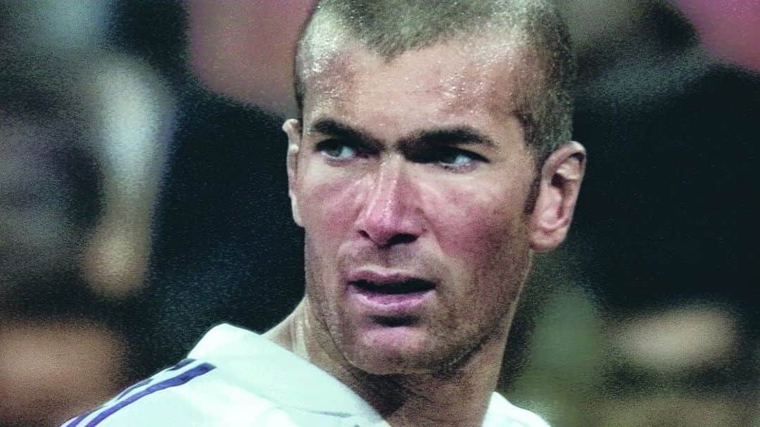 のインスタグラム：「"Zidane: A 21st Century Portrait," a film collaboration by Douglas Gordon and Philippe Parreno, is screening at the Philharmonie de Paris (@philharmoniedeparis) through January 7.   Shot on seventeen synchronized cameras, "Zidane" frames the movements of footballer Zinédine Zidane (@zidane) in real time over the course of a single match between Real Madrid (@realmadrid) and Villarreal (@villarrealcf) at Madrid’s Santiago Bernabéu Stadium (@bernabeustadium) on April 23, 2005. The seventeen large screens suspended around key parts of the exhibition play specific sounds and create a spatial effect, inviting visitors to stroll through both image and audio. Follow the link in our bio to learn more.  __________ #DouglasGordon #PhilippeParreno #Gagosian Douglas Gordon and Philippe Parreno, "Zidane: A 21st Century Portrait," 2006 (still) © Studio lost but found/VG Bild-Kunst, Bonn, Germany 2023 © Philippe Parreno」