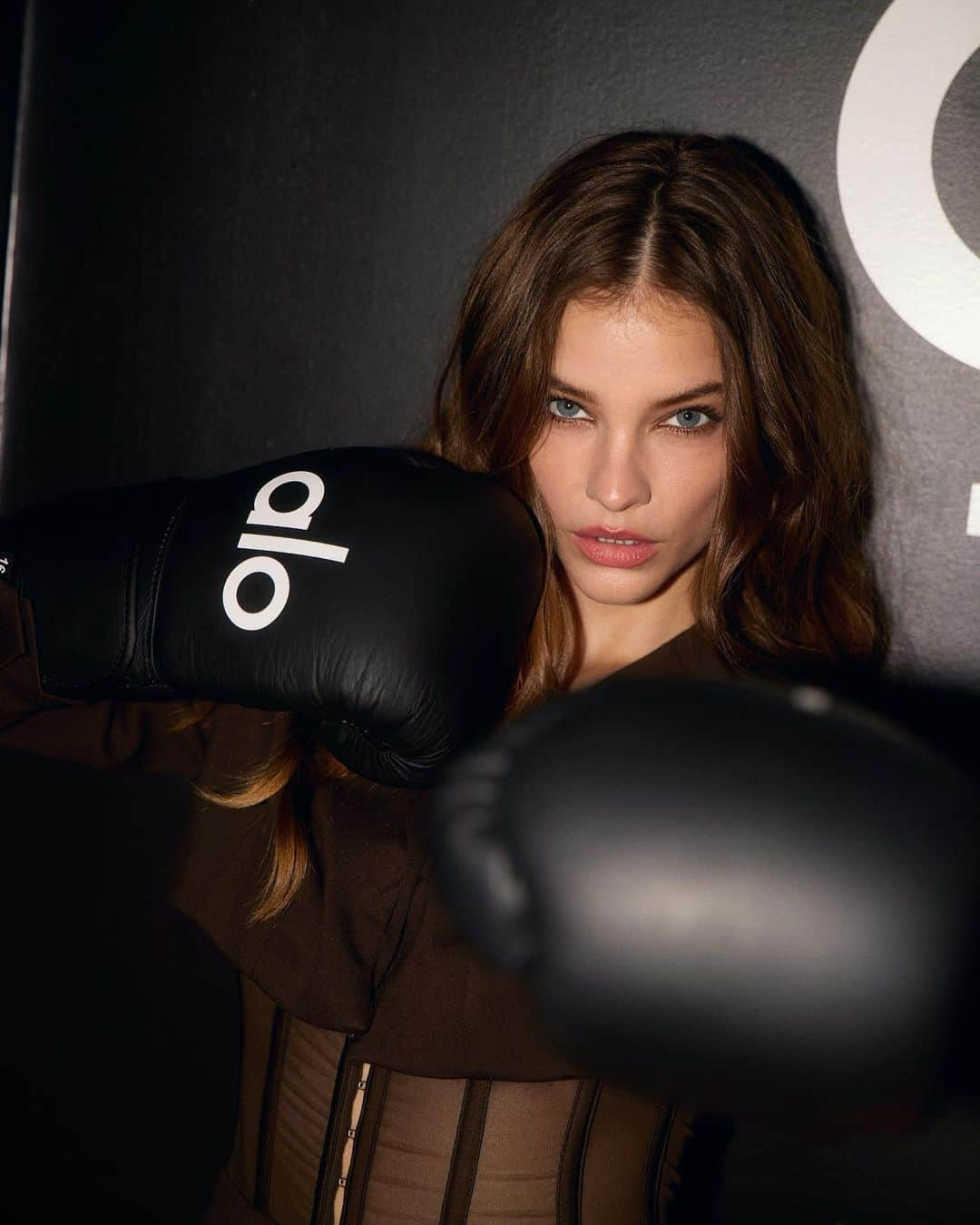 バルバラ・パルヴィンのインスタグラム：「Last night celebrating the launch of @alo Atelier 🥊🤎」