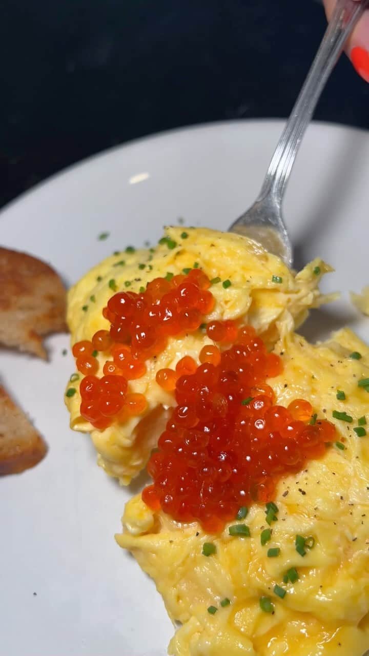 エッグショップのインスタグラム：「Join us this weekend for our off menu special, FRENCH SCRAMBLE W/SALMON ROE! Available at both locations!🐟🍳💥 #EGGSHOPNYC 📍151 Elizabeth Street (Nolita) 📍138 N 8th (Williamsburg)」