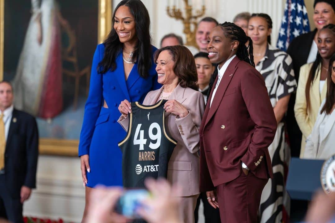 ジョー・バイデンのインスタグラム：「Congratulations to the @LVAces on defending your title as WNBA Champions. I can't wait to welcome you back to the White House to celebrate.」