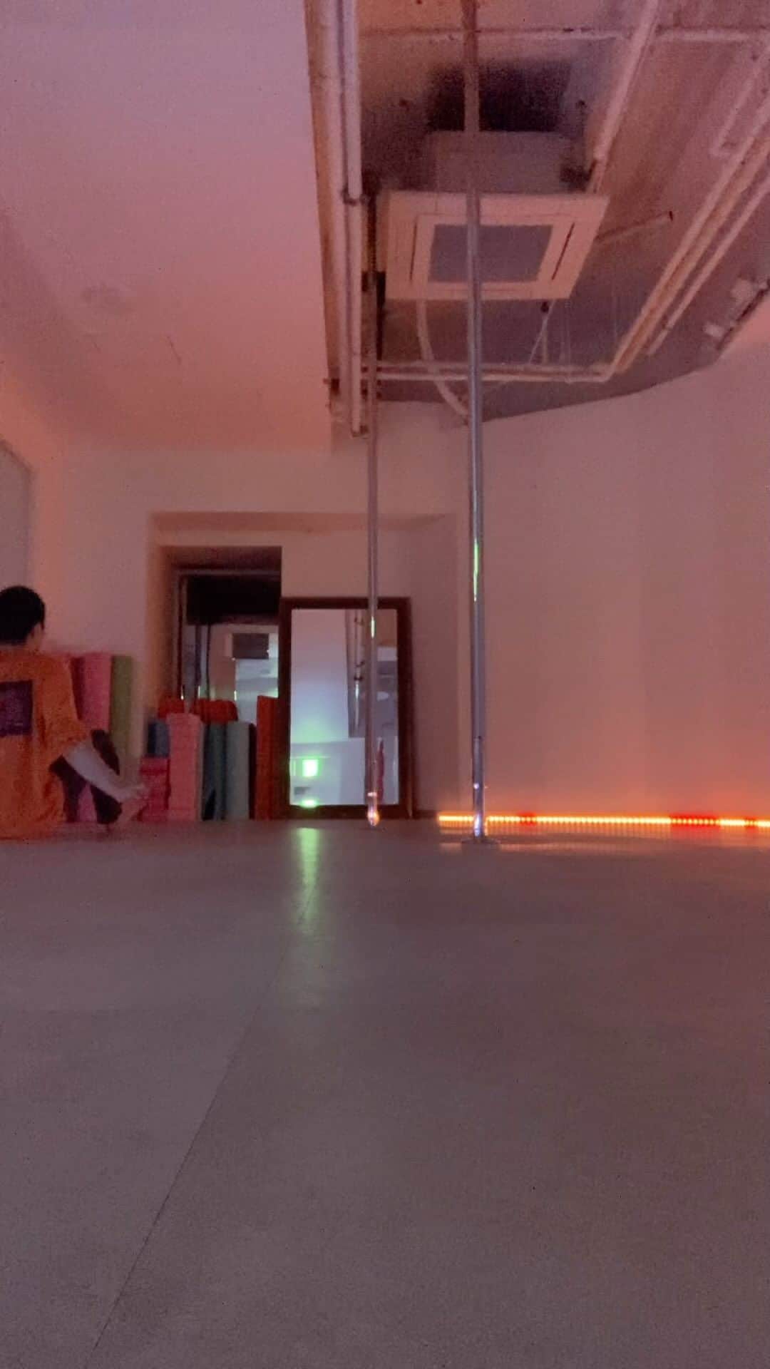 NISHIOのインスタグラム：「この動きをやり続けていたら、朝の5時を過ぎてしまいました。。😂 Inspired by @thrivearise_trainings 🙏✨ . . . . #dance #dancer #performance #performer #pdexotic #exotictricks #pdfloorwork #flooracro #flooracrobatics #acrostyle #pdlowflows #pdlowflows #noa #pop #japan #japanese #tokyo #東京 #六本木 #roppongi #polish #ポールダンス #poledance #ダンス #トレーニング #ポールダンサー #ポールダンス初心者 #carnival #burlesque #cabaret」