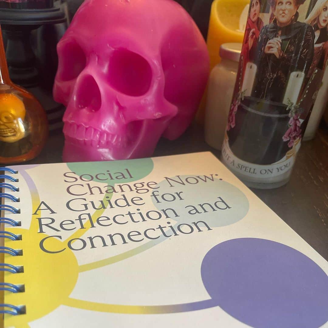 カーステン・ヴァングスネスのインスタグラム：「Some actions I am taking you can copy(none of this is an ad I don’t know any of these folks I am just very happy they are creating things to help us engage) I saw this book by @deepaviyer from an @chaninicholas post and it is JUST SO VERY GREAT and you can find how to get it on her instagram as well as hearing all about the book. It has journal prompts and all kinds of exercises to help you step out exactly where your (to use an @hendricks.gay @katiethendricks phrase) “Zone of Genius” is when it comes to engaging in social change. And please enjoy my seasonal table decor with it. Also! Do you know the @5calls app? It’s the easiest way to call your congress person ESPECIALLY if you are weirdly shy like me and freak out when talking- I love it has a script I can refer to and that it does all the work of letting me know who my reps are- never forget THEY WORK FOR YOU. And additionally I am very happy my Senator is @senlaphonza **I want to explicitly say: what happened on Oct. 7 to the Jewish people is heartbreakingly abhorrent and what is happening to the Palestinians is unfair and terrible. Anti Semitism is disgusting and Anti Muslim talk is gross. WE DONT MAKE GOOD CHOICES WHEN REACTIVE. I wish for the binary good/bad to be let go of and get to the fixing, get to the work of empowerment and stop the abhorrent violent behavior. If you need to twist my words up to make me look like I am your enemy☮️」