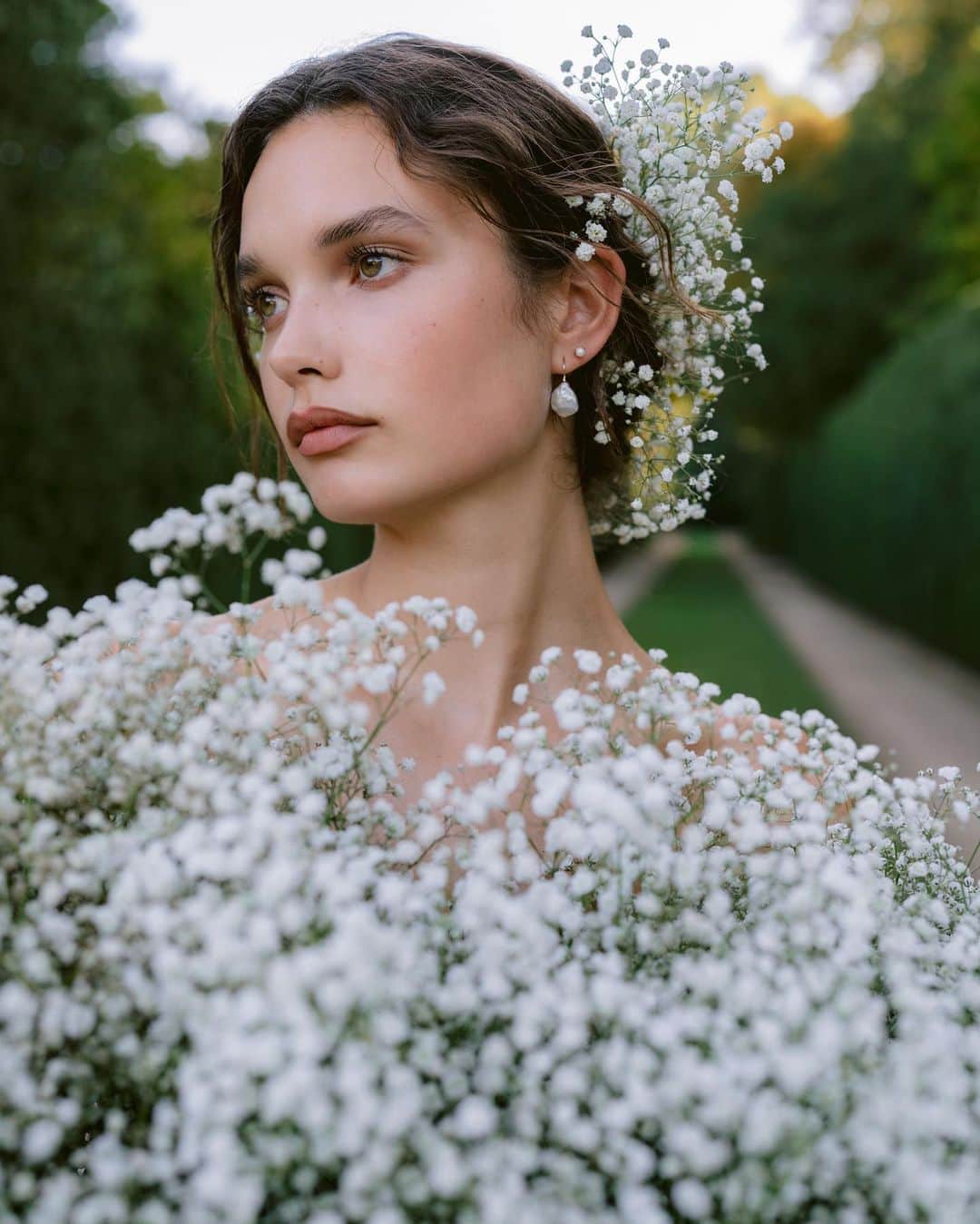 Monique Lhuillierさんのインスタグラム写真 - (Monique LhuillierInstagram)「For Fall 2024, the print of the season features the delicate Baby’s Breath, cascading over gazar, faille & organza, with fresh flowers in the hair. 🤍🍃 #moniquelhuillier #mlbride」10月21日 5時13分 - moniquelhuillier