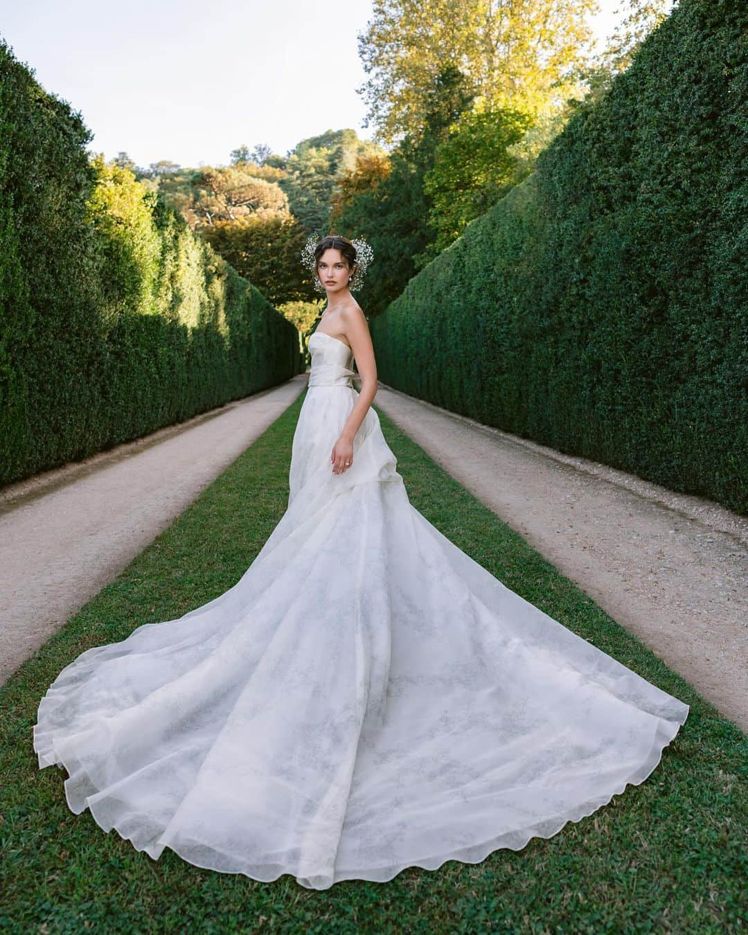 Monique Lhuillierのインスタグラム：「For Fall 2024, the print of the season features the delicate Baby’s Breath, cascading over gazar, faille & organza, with fresh flowers in the hair. 🤍🍃 #moniquelhuillier #mlbride」