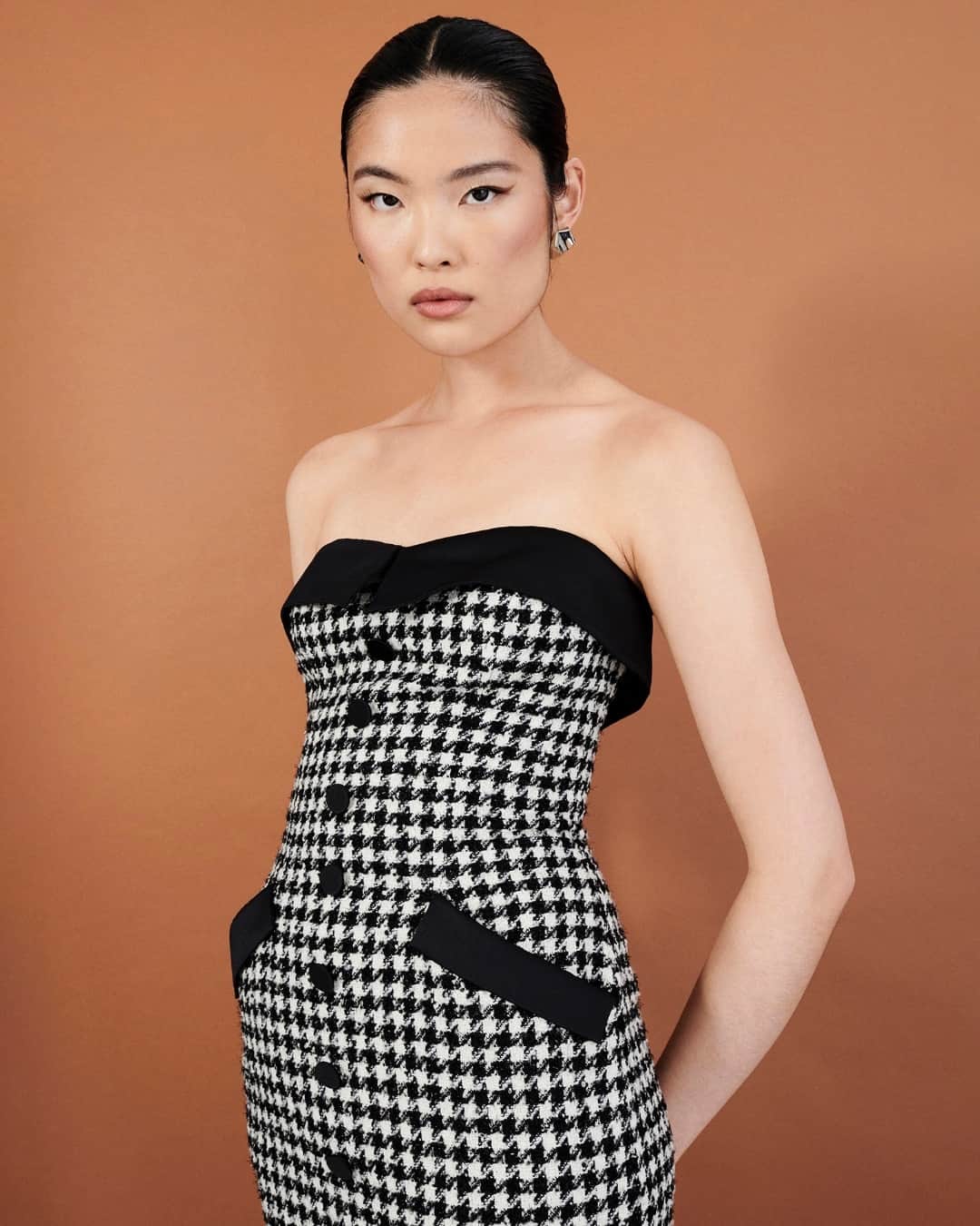 BCBGマックスアズリアのインスタグラム：「Classic black and white dress 🖤 #BCBGMAXAZRIA」