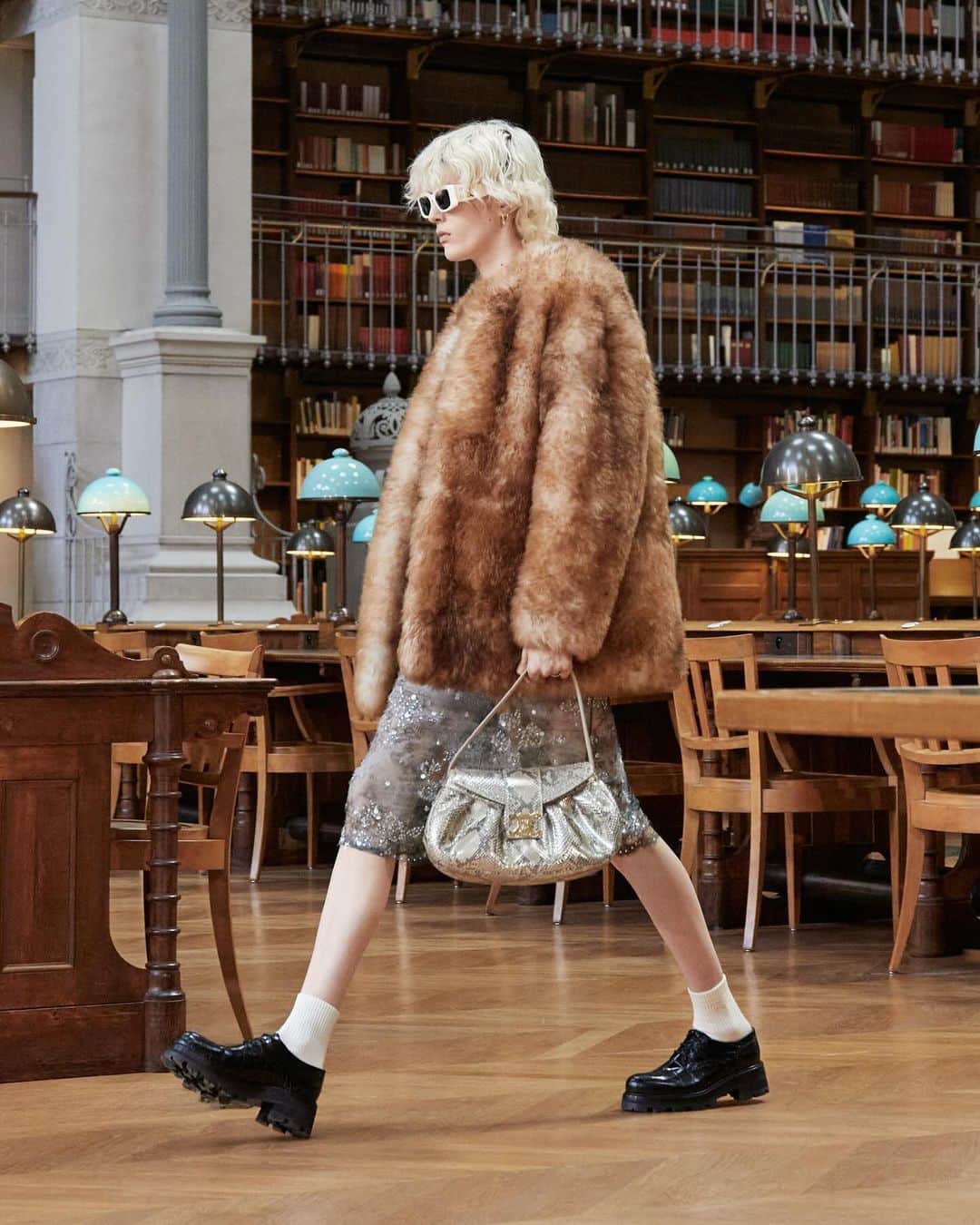 V Magazineさんのインスタグラム写真 - (V MagazineInstagram)「#ICYMI | @CELINE has officially launched the runway show video for the house’s women's summer 2024 collection by @hedislimane titled, "La Collection De La Bibliothèque Nationale."  The show took place at The Bibliothèque nationale de France (BnF), a national library located across the street from the CELINE ateliers, and featured a range of shearling outerwear and chunky boots, sport-influenced styles, and a pair of leather headphones created in collaboration with @masterdynamic.   Head to the link in bio to discover the full collection video now. — 📸: Courtesy of CELINE」10月21日 5時17分 - vmagazine