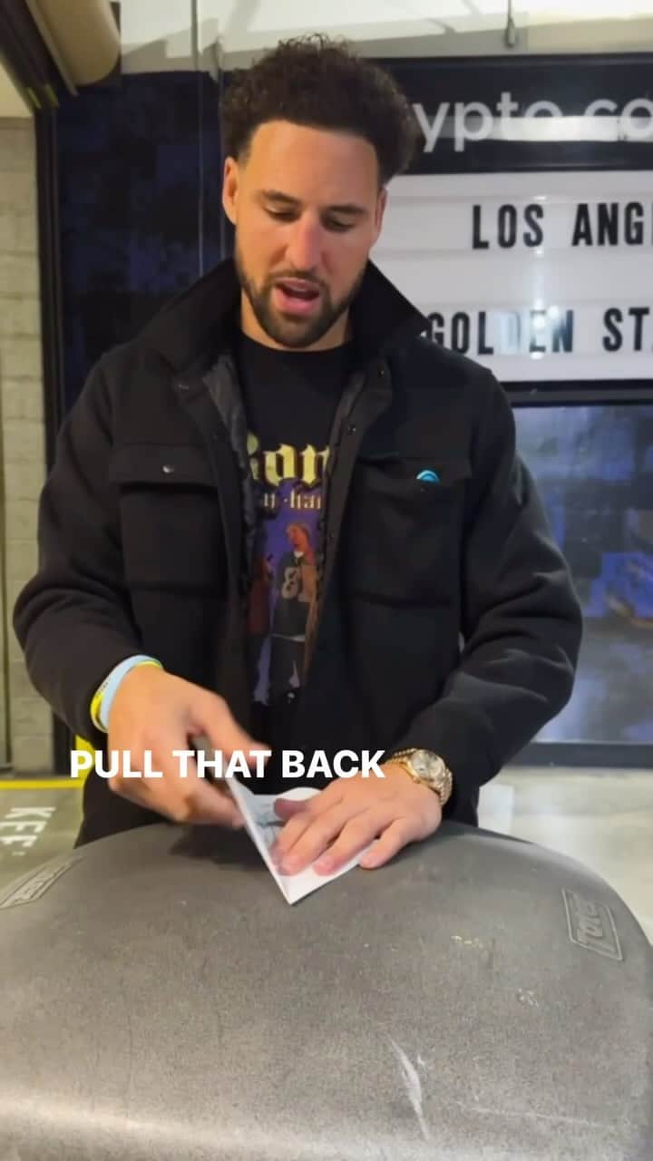 ゴールデンステート・ウォリアーズのインスタグラム：「Bada Bing, Bada Boom… @klaythompson shows off how he makes his paper airplanes! ✈️ #WarriorsAllAccess」