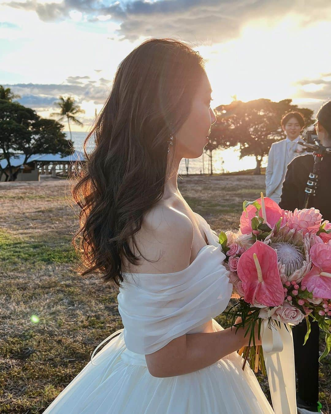 Yukari Ogayaさんのインスタグラム写真 - (Yukari OgayaInstagram)「: Curly style for sunset shooting after their ceremony  . 自然を背景の撮影は ダウンスタイルで 髪をなびかせて ナチュラルルック🙆🏼‍♀️  . Hair& makeup by @yukariogaya  . . . .  #2023 #thisisyukaristyle #hawaiiwedding  #destinationwedding  #bridehair  #bridalmakeup  #weddinghairstyles  #updospecialist  #ハワイウェディング #海外ウェディング #花嫁ヘア  #花嫁ヘアメイク  #海外花嫁 #ヘアアレンジ  #ハワイヘアメイク」10月21日 5時35分 - yukariogaya