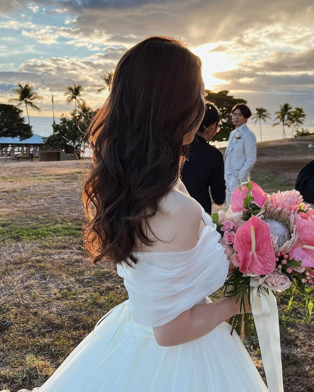 Yukari Ogayaのインスタグラム：「: Curly style for sunset shooting after their ceremony  . 自然を背景の撮影は ダウンスタイルで 髪をなびかせて ナチュラルルック🙆🏼‍♀️  . Hair& makeup by @yukariogaya  . . . .  #2023 #thisisyukaristyle #hawaiiwedding  #destinationwedding  #bridehair  #bridalmakeup  #weddinghairstyles  #updospecialist  #ハワイウェディング #海外ウェディング #花嫁ヘア  #花嫁ヘアメイク  #海外花嫁 #ヘアアレンジ  #ハワイヘアメイク」