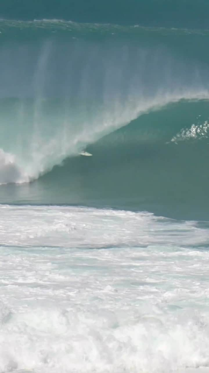 surflineのインスタグラム：「A tight crew of local chargers played cat and mouse with wash through sets to pick off perfect Pipe waves on Wednesday. Here’s @john_john_florence finding a 10 carat diamond in the rough captured on our 4K cam. Full story on this epic opening season swell coming soon.」