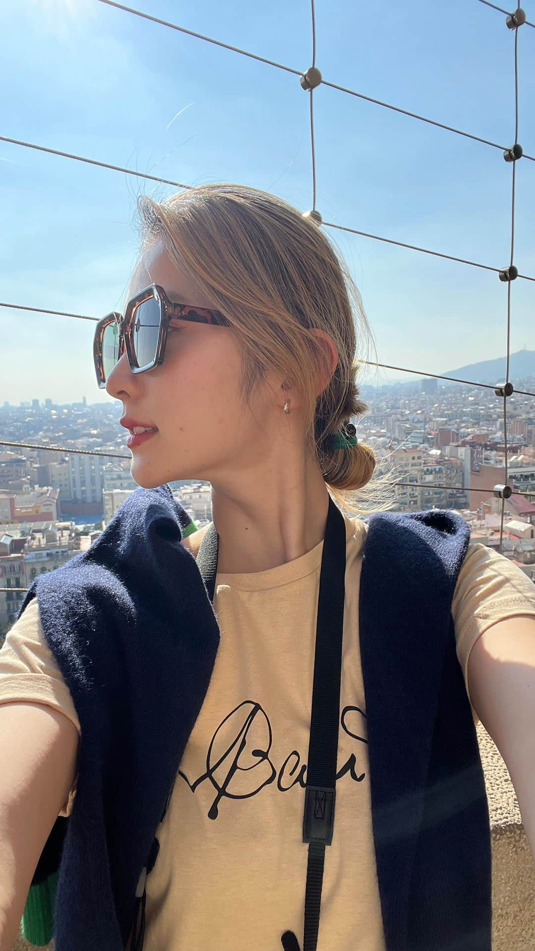 神谷由香のインスタグラム：「"Sagrada Familia"  Barcelona🇪🇸  サグラダファミリア外から見る迫力は勿論だけど 中に入った瞬間引き込まれました。  ステンドグラスが美しくてうっとり。。 光に包まれて長い間座って空間を感じ楽しみました。  #barcelona #sagradafamilia #バルセロナ #サグラダファミリア」