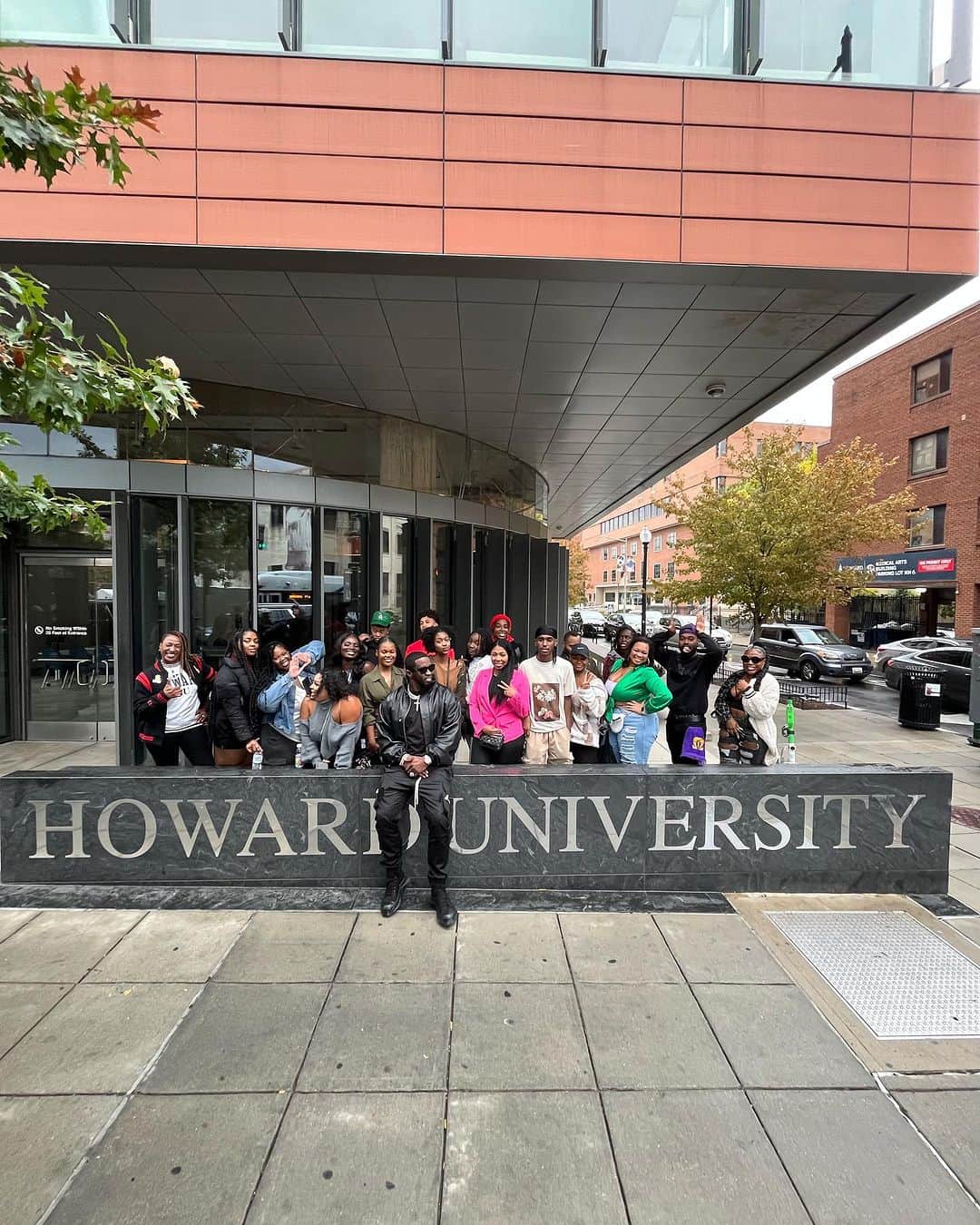ディディのインスタグラム：「@HOWARD1867 I’M HOME!! HU, YOU KNOW!!」