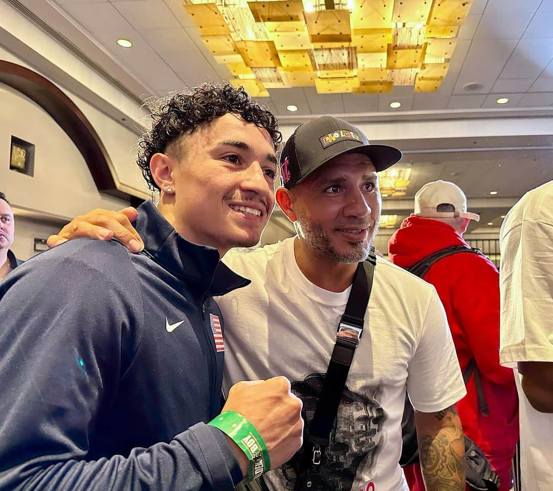 ミゲール・コットさんのインスタグラム写真 - (ミゲール・コットInstagram)「Contento de estar en #LA para ver a @arelymucino defender su campeonato mañana #MucinoFundora en @daznboxing @goldenboy @miguelcottopromotions   @BlackCloverUSA #BlackClover #BlackCloverUSA #LiveLucky #BlackCloverAmbassador #WARCotto4Ever」10月21日 5時52分 - realmiguelacotto