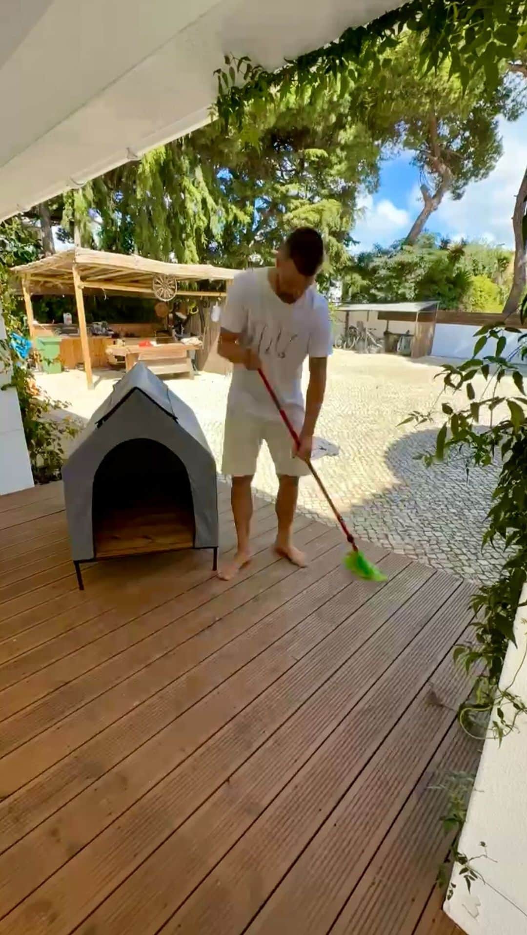 Rodrigo Hilbertのインスタグラム：「Aqui em casa, temos 3 cachorros (até o momento)  Nosso cãozinho que chegou por último (o Blitz), tava precisando de uma casinha…  Então, chamei dois pequenos profissionais do assunto para me ajudar.   Eaí, aprovado? O Blitz adorou 🐶  #construção #CasinhaDeCachorro #crianças」