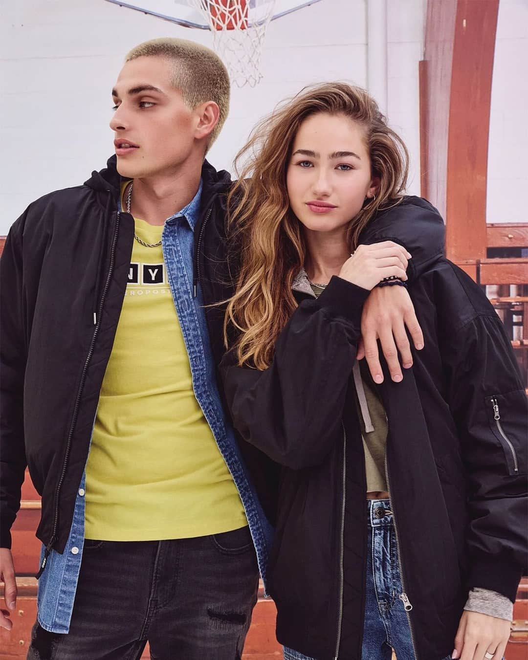 エアロポステールのインスタグラム：「Cozy up courtside 🏀 #WearAero」
