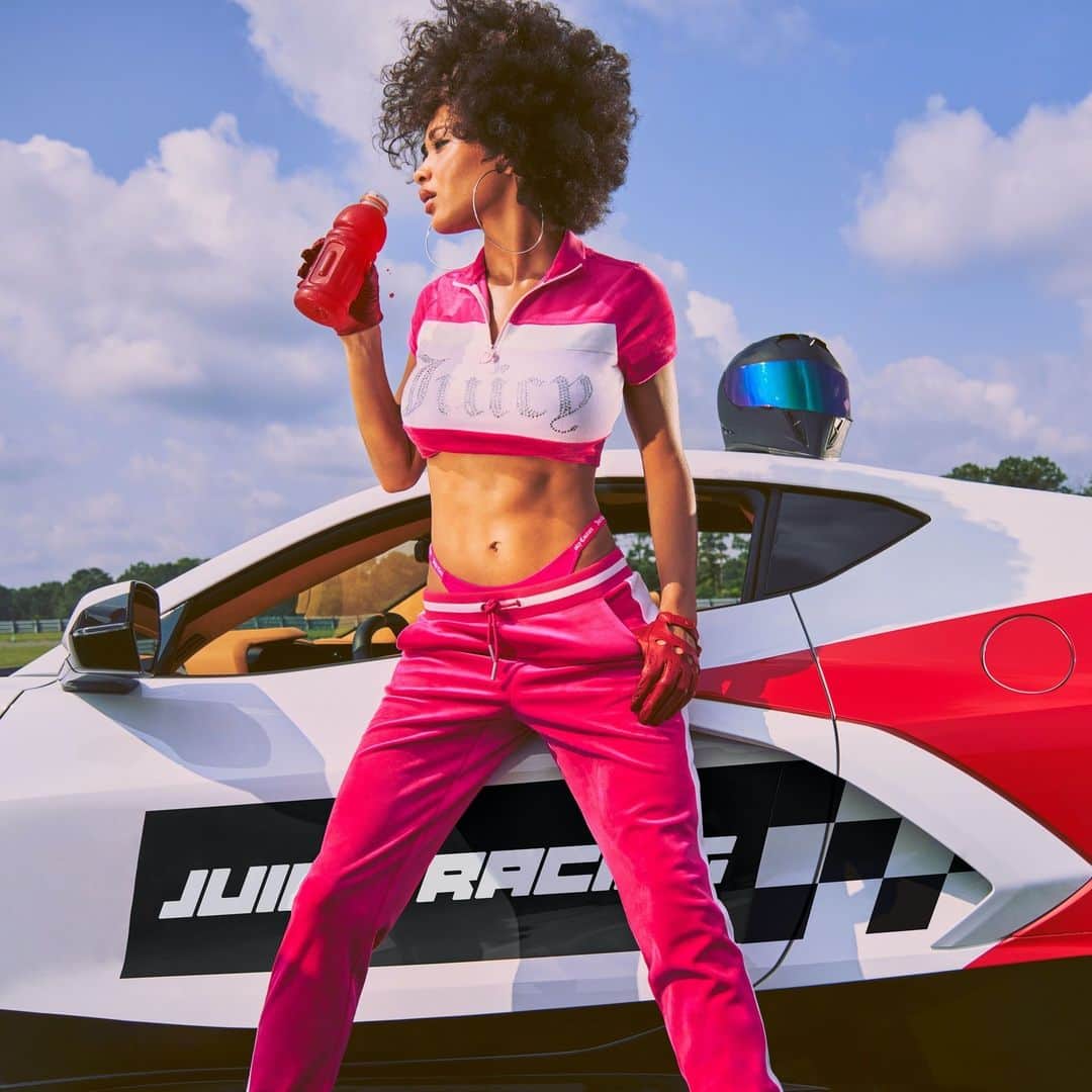 ジューシークチュールのインスタグラム：「Kicking off the big race weekend like #JuicyCouture」