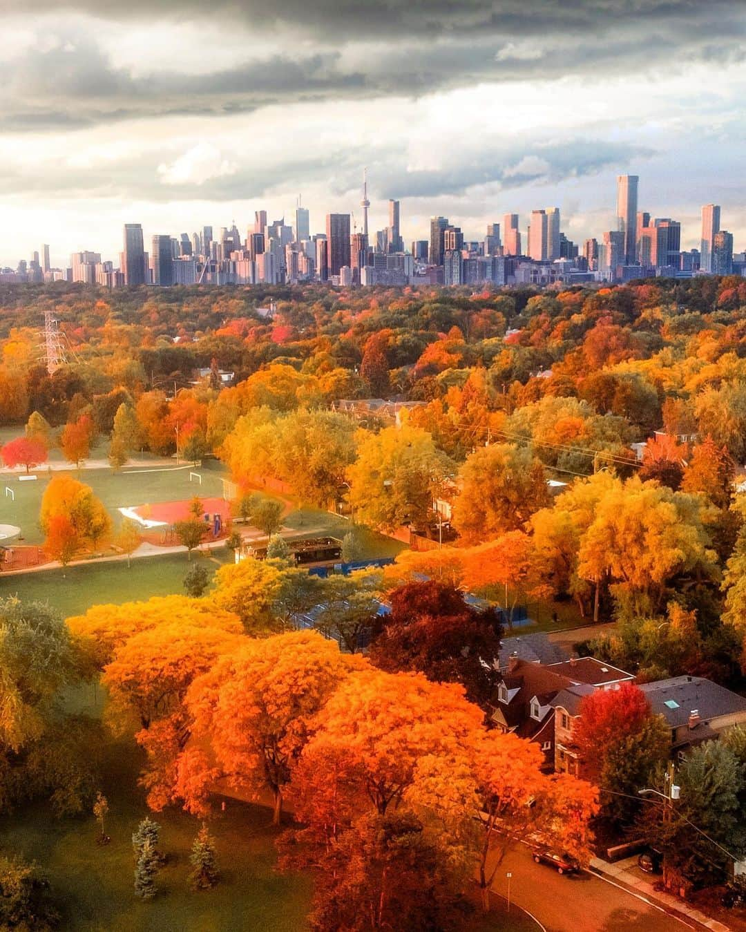 Explore Canadaさんのインスタグラム写真 - (Explore CanadaInstagram)「The all-time big debate: city or countryside?   From lively urban landscapes to nature-rich neighborhoods, Toronto’s got the best of both worlds.  🎥: @amysteryman 📍: Toronto, Ontario @destination_toronto @ontariotravel  #SeeTorontoNow #DiscoverON #ExploreCanada  Image description: A sea of brightly hued orange, yellow, and green leaved trees sits below a towering cityline of skyscrapers in the distance. Amidst the trees, low-rise residential buildings and a large, green football field can be seen.」10月21日 6時00分 - explorecanada