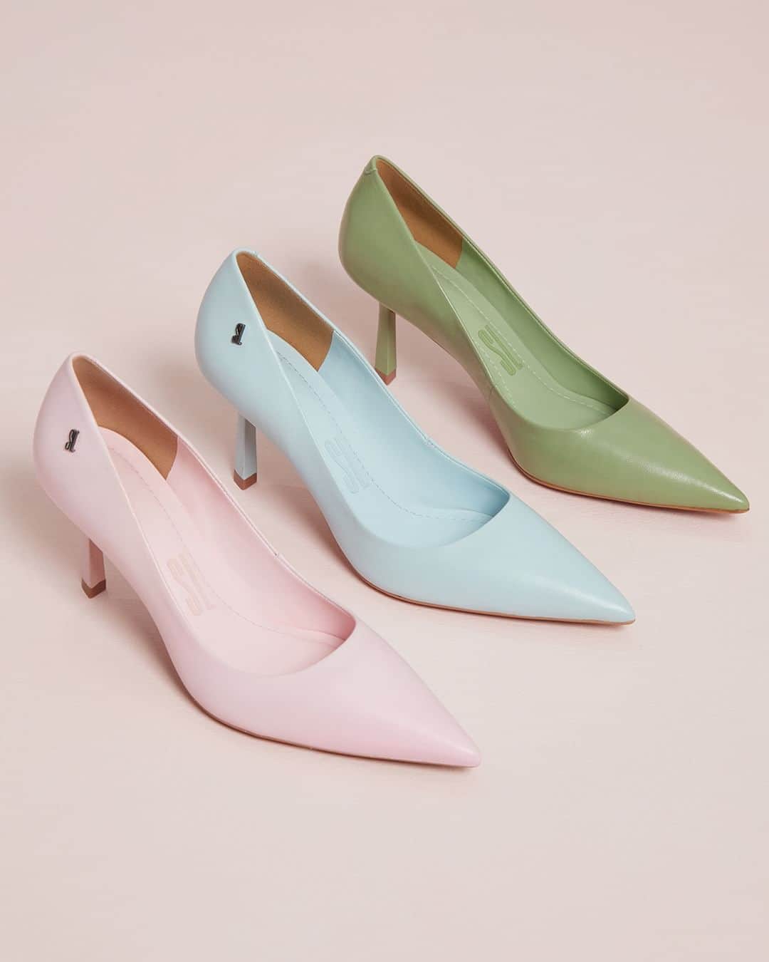 Santa Lollaのインスタグラム：「O clássico scapin ganha new edit na cartela candy color e promete dar aquele up de cor e sofisticação para a produção sair do óbvio. Qual cor você vai escolher? Pink, Matcha ou Blue? [ R$269,90 cada ] #santalolla #santalollaverao24 #scarpins」