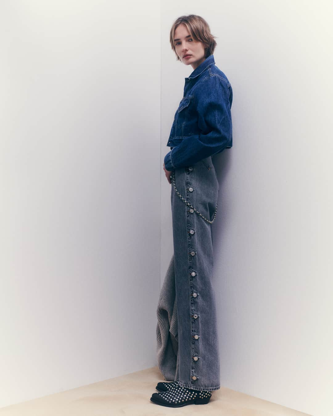 RE/DONEさんのインスタグラム写真 - (RE/DONEInstagram)「An unconventional denim on denim pairing ⁣  Talent: @roe.elema Photographer: @amitisraeli1  Creative Agency: @ljbtnstudio​​​​​​​​​​​​​​​​ Stylist: @lolitajacobs​​​​​​​​​​​​​​​​ Makeup: @mayumioda25 Hair stylist: @louisghewy Casting Director: @arthurmejean  Set designer: @nico.lall⠀⠀ Production: @arthuretphilippine」10月21日 6時01分 - shopredone