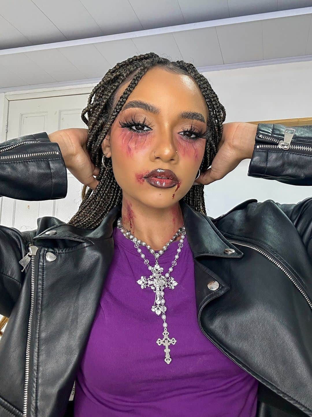 quem disse, berenice?のインスタグラム：「a @eucarolsoaress entregou TU-DO na make vampira com os nossos lançamentos de Halloween. ficou assustadoramente maravilhosa, né? agora, conta pra mim: quem amou e vai usar essa make de inspiração? 🧛🏻‍♂ #halloweenmakeup   #PraTodosVerem: o post é um vídeo da influenciadora Carol Soares fazendo um tutorial de make de vampira para o Halloween. Fim da descrição.」