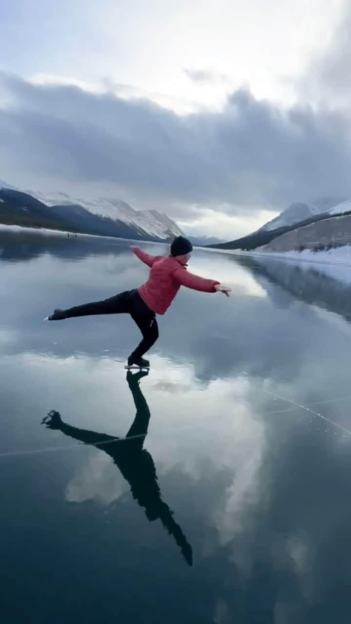 ブライス・シューダックのインスタグラム：「I hope everyone has a wonderful weekend and remember that no matter what life throws your way, it will always get better in the end! Wild ice days are just around the corner. ✌️  Filmed by @paulzizkaphoto   #wildice #figureskating #staypositive #kananaskis #alberta」