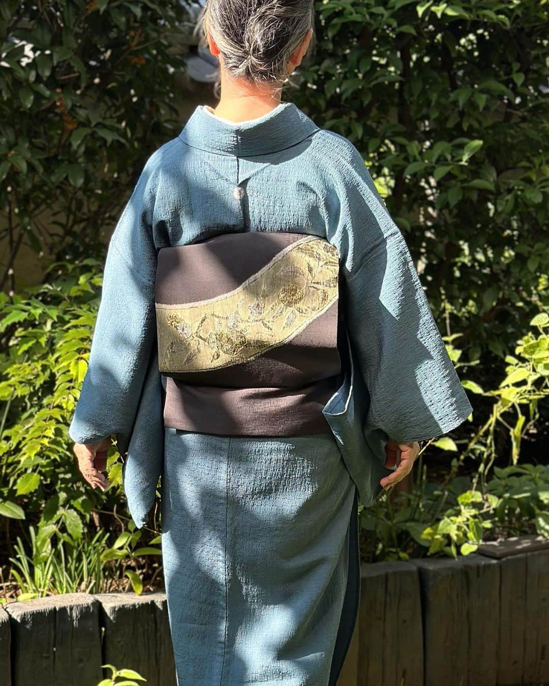 山崎陽子さんのインスタグラム写真 - (山崎陽子Instagram)「風炉の名残 お茶稽古へ。 風炉の最後を単衣で迎えることになるとは… #kimono #色無地 #一つ紋色無地 #あら船  #仙桃文 #三風魯 #すくい帯 #まこと織物  #染織工芸むら田  #平家納経#道明 五行棚薄茶点前　四ケ伝唐物」10月21日 6時21分 - yhyamasaki