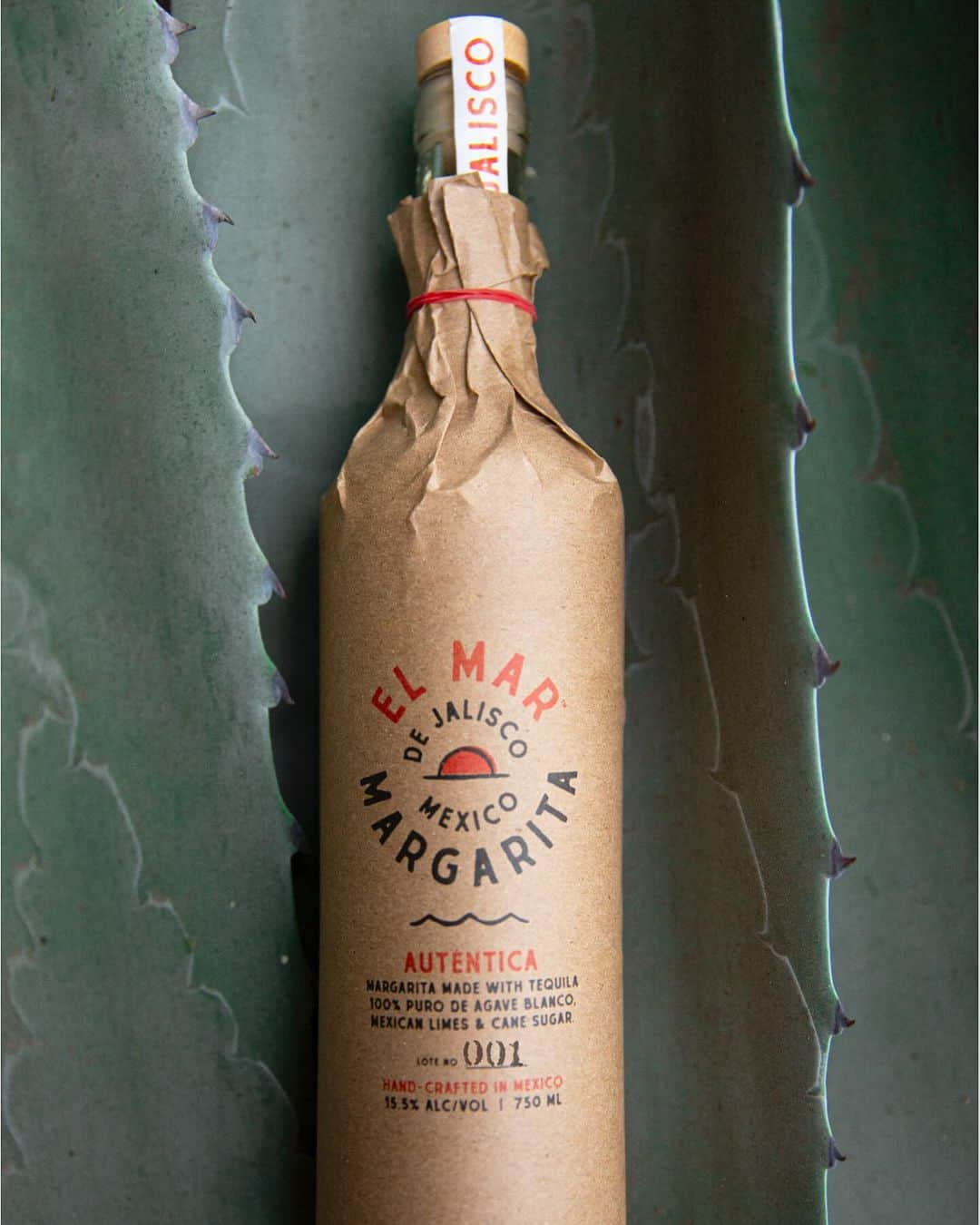 リチャード・スペイト Jrのインスタグラム：「The Machete has been choppin’ some AGAVE! Why? Because she (my wife, Jaci Hays) just launched EL MAR - small batch margaritas made from 100% agave tequila blanco, cane sugar and real Mexican limes, all sourced from & bottled in Mexico. A limited first run - hand stamped ‘Lot 001’ - is available for pre-order NOW, so head to enjoyelmar.com and get yourself a bottle (or three) of the first ones EVER MADE.   Life is too short for bad margaritas. You’re welcome. @enjoyelmar」