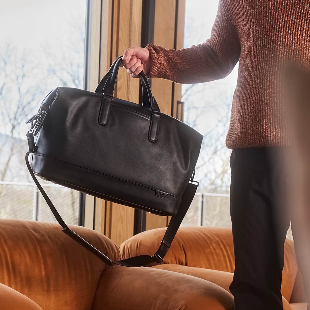 トゥミのインスタグラム：「Spacious and sleek grab the Nelson Duffel for your autumnal weekend getaways.  #TUMI」