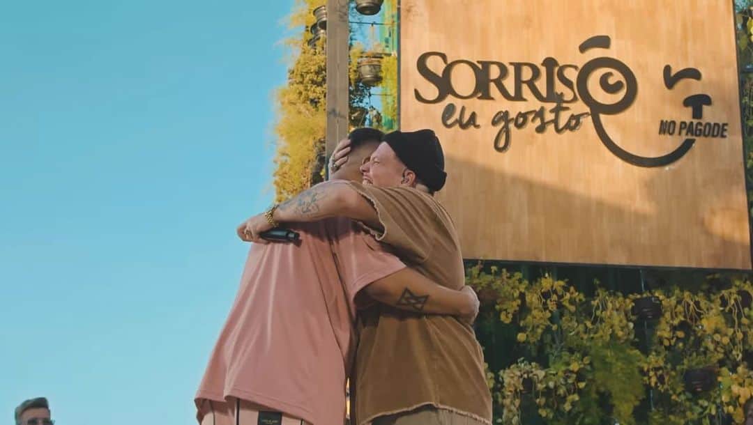 Sorriso Marotoのインスタグラム：「Hoje é dia do nosso irmãozinho @ferrugem! 🥳   Você sempre diz que é nosso fã, mas hoje é dia da gente poder dizer, nós também somos seus fãs e admiramos a grande pessoa e artista que você é.   Ficamos felizes demais de fazer parte da sua história e hoje, ter você com a gente na música ELA, fazendo parte da nossa história também.  Te desejamos toda a felicidade, saúde e muita música, você merece.   Conta com a gente! ♥️」