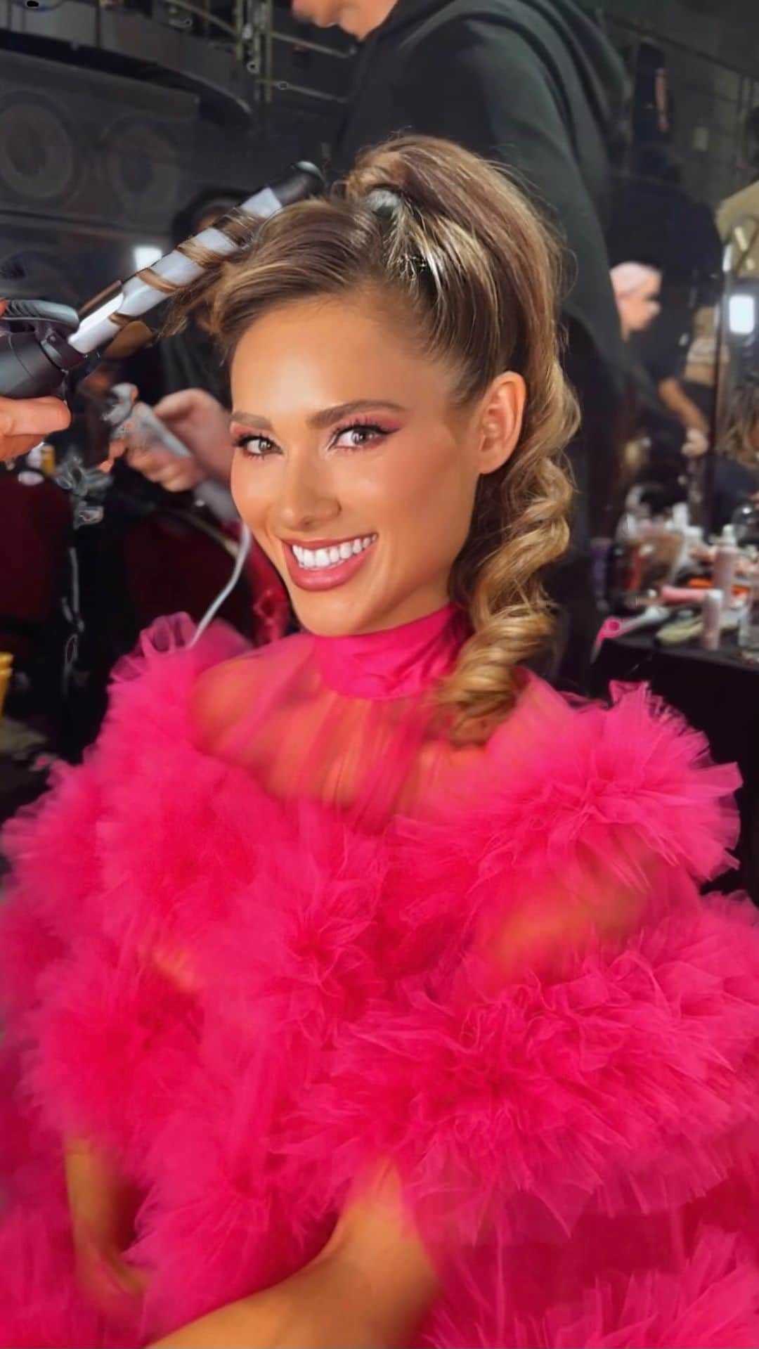 オードリナ・パトリッジのインスタグラム：「Hi Barbie! 💕 The Beachwaver team is backstage LA Fashion Week. Check out this stunning Barbie ponytail celeb hairstylist @sarahpotempa created on @presleeylynn for the @gianninaazar runway 🎀 epic pink moment!」