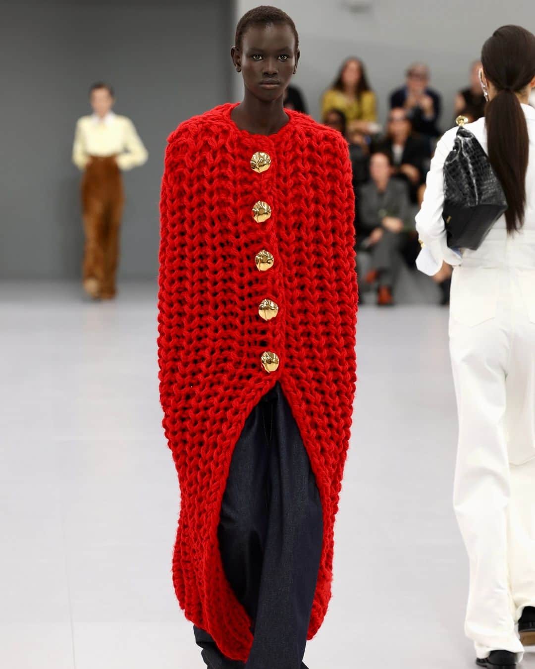 Harper's BAZAARのインスタグラム：「We’ll take your autumn scarf, and raise you a @loewe cocoon coat. 🍂」