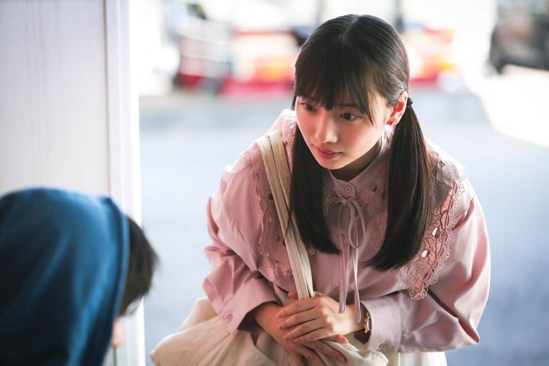 泥濘の食卓さんのインスタグラム写真 - (泥濘の食卓Instagram)「.  #齊藤京子(#日向坂46)主演 ドラマ🌷『泥濘(ぬかるみ)の食卓』  ついに今夜11時30分…🌃 前代未聞の《パラサイト不倫》が開幕🩷🖤  「私はやっぱり、店長と幸せになりたい」 突然の別れをきっかけに、純粋すぎる主人公・深愛(齊藤京子)が 史上最恐の“純愛モンスター”へと変わっていく…🫨  そんな今秋最大の衝撃作の初回直前に追加キャストを発表📢 #キョコロヒー ファミリーから #岩崎う大(#かもめんたる)参戦決定✌️ 詳細は #ぬかしょく 公式サイトをチェック👀  SNSで話題❗新進気鋭の漫画家・伊奈子の衝撃作を実写化💥 『#泥濘の食卓』はいよいよ本日10月21日(土)よる11時30分スタート🌃 皆様、TVerのお気に入り登録は済んでいますか❓ まだの方は放送開始前に是非登録を🙏  #泥濘の食卓 #ぬかしょく #伊奈子 #齊藤京子 #日向坂46 #吉沢悠 #櫻井海音 #原菜乃華 #戸田菜穂 #筒井真理子 #未来 #水嶋凜 #岩瀬洋志」10月21日 6時38分 - nukarumi_ex